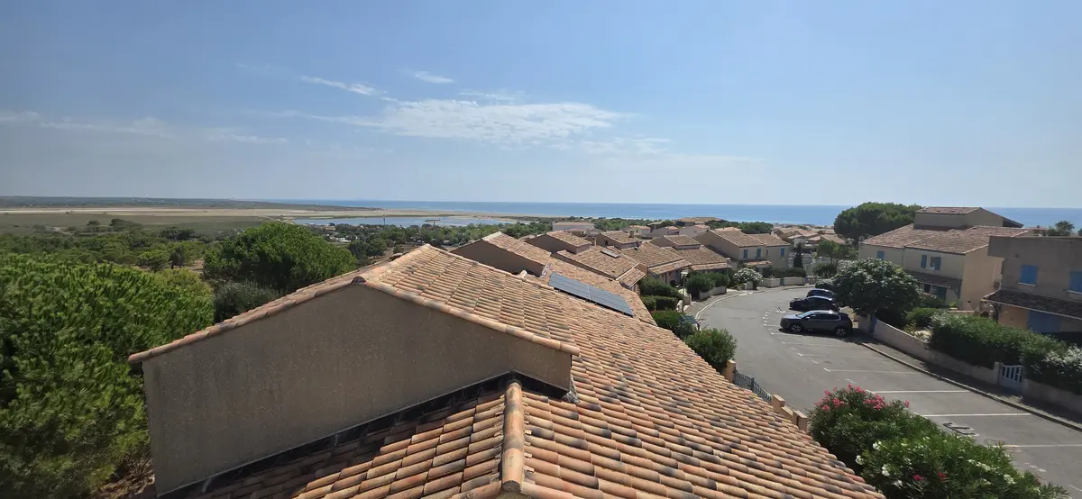 Blick über St. Pierre la Mer auf Sandstrand, Mittelmeer und Etang