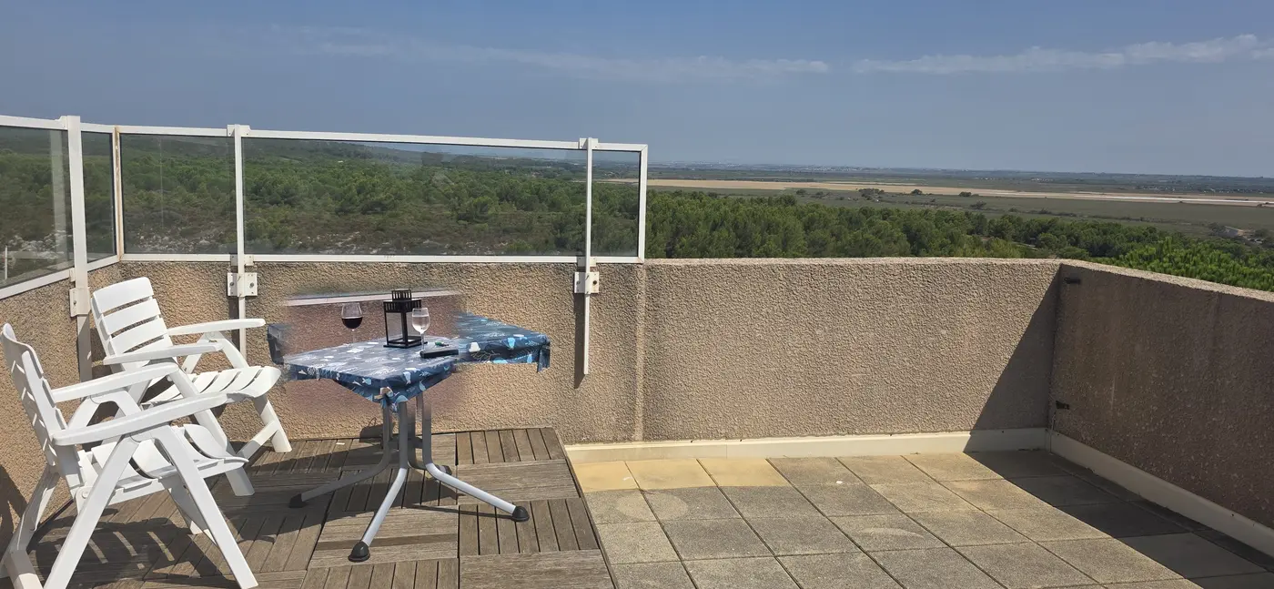 Große Dachterrasse des Ferienhauses in St. Pierre la Mer mit Sitzgruppe und Panoramablick über die Garrigue zum Etang