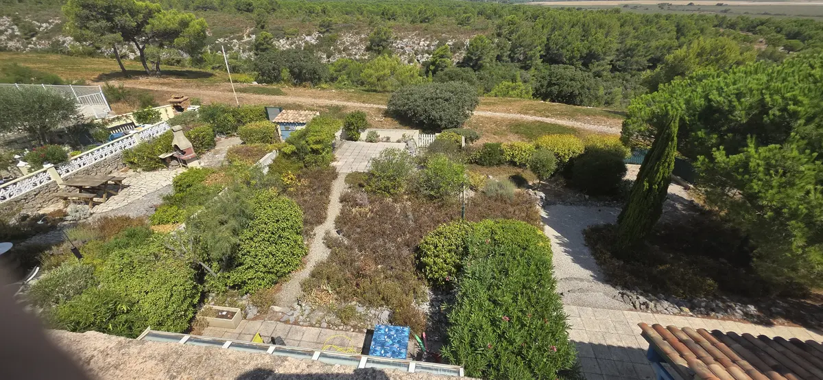 Garten des Ferienhauses mit Blick auf die Garrigue der Montagne de la Clape