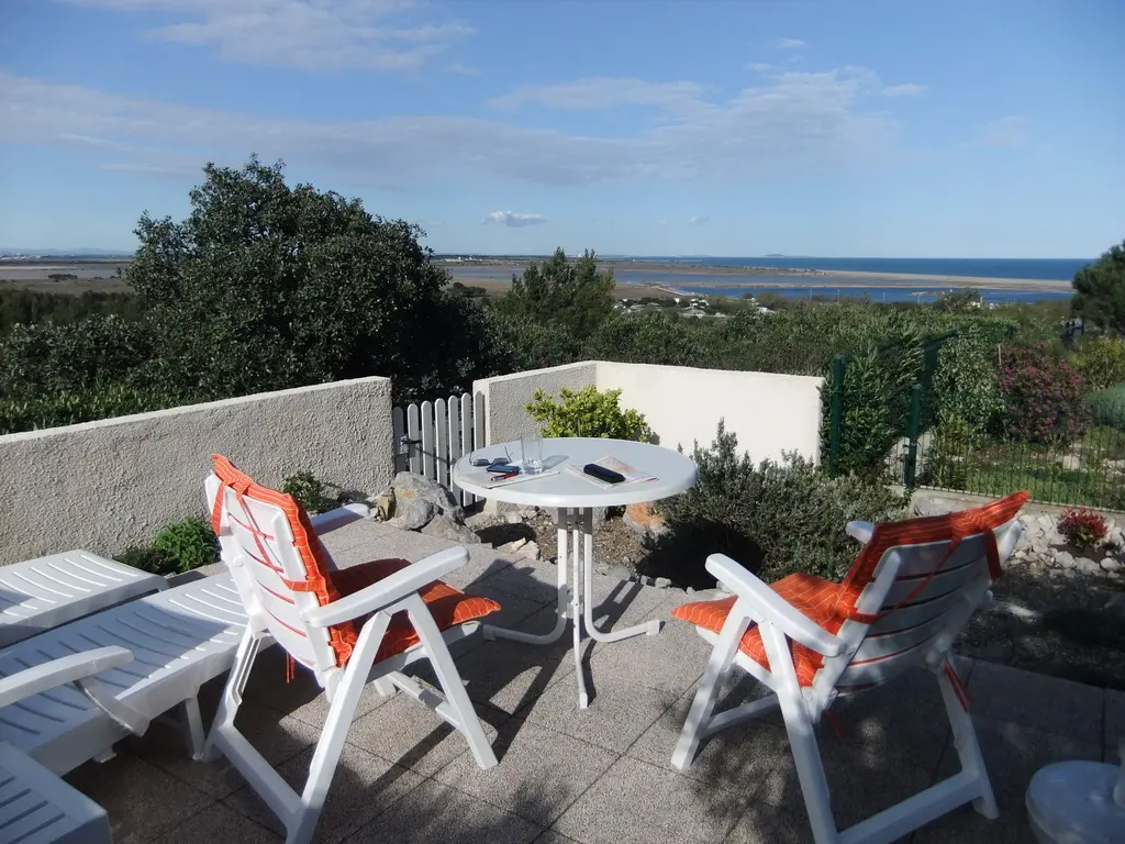 Gartenterrasse des Ferienhauses mit Meerblick auf Etang und Mittelmeer