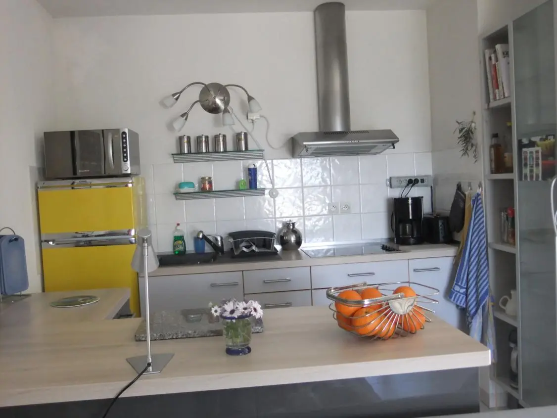 Moderne Küche des Ferienhauses mit Ceranfeld, Mikrowelle und großem Kühlschrank