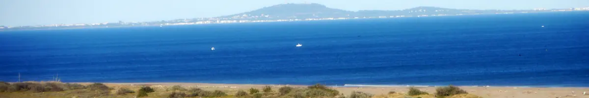 Panorama über Sandstrand und Mittelmeer bei St. Pierre la Mer mit Blick auf die Küste des Languedoc