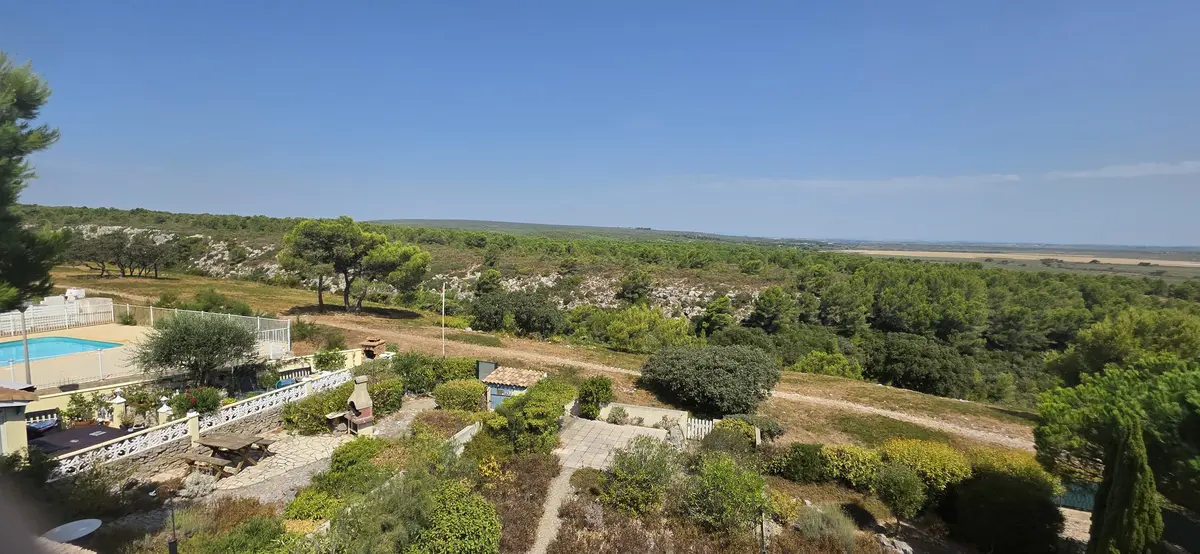 Pool der Ferienanlage Les Mas de Perimont inmitten der Garrigue-Landschaft