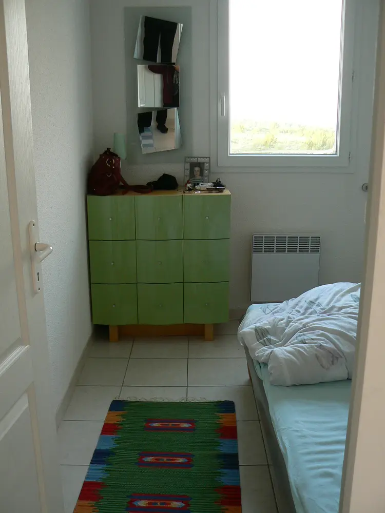 Schlafzimmer des Ferienhauses mit Doppelbett und Kommode