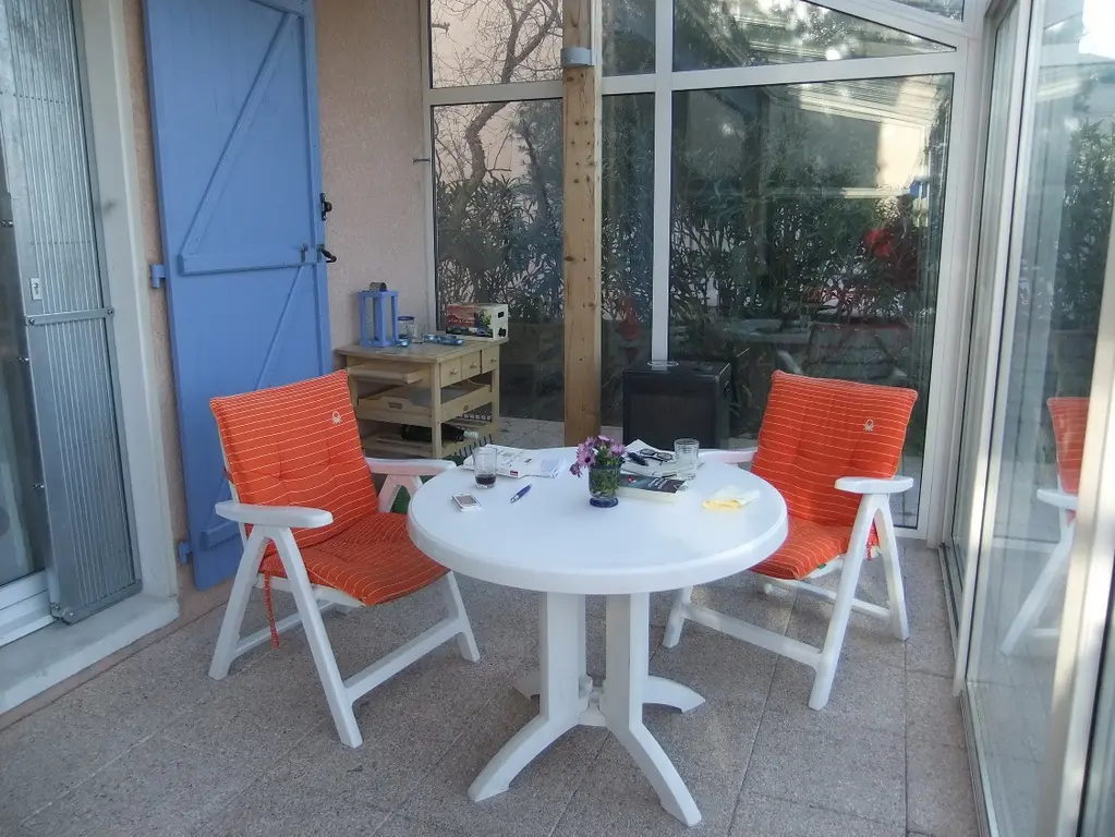 Wintergarten des Ferienhauses mit Sitzgruppe