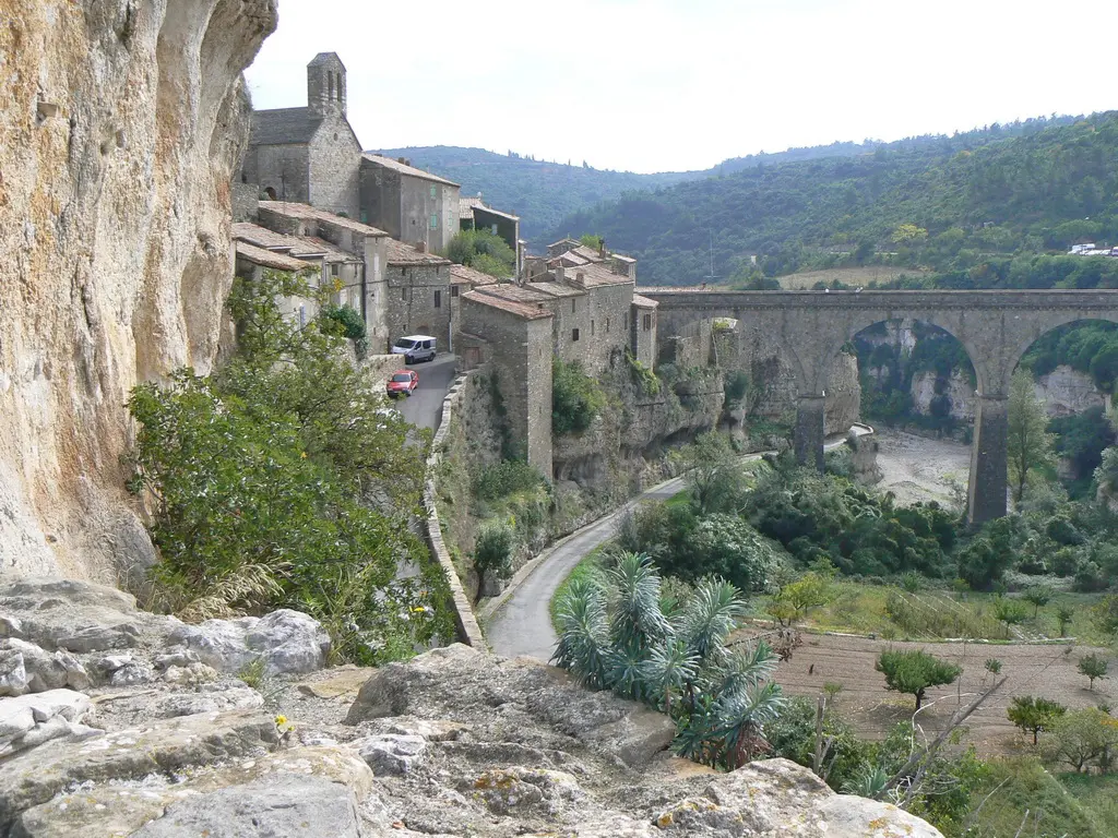 Katharerdorf Minerve über der Schlucht der Cesse mit Steinviadukt