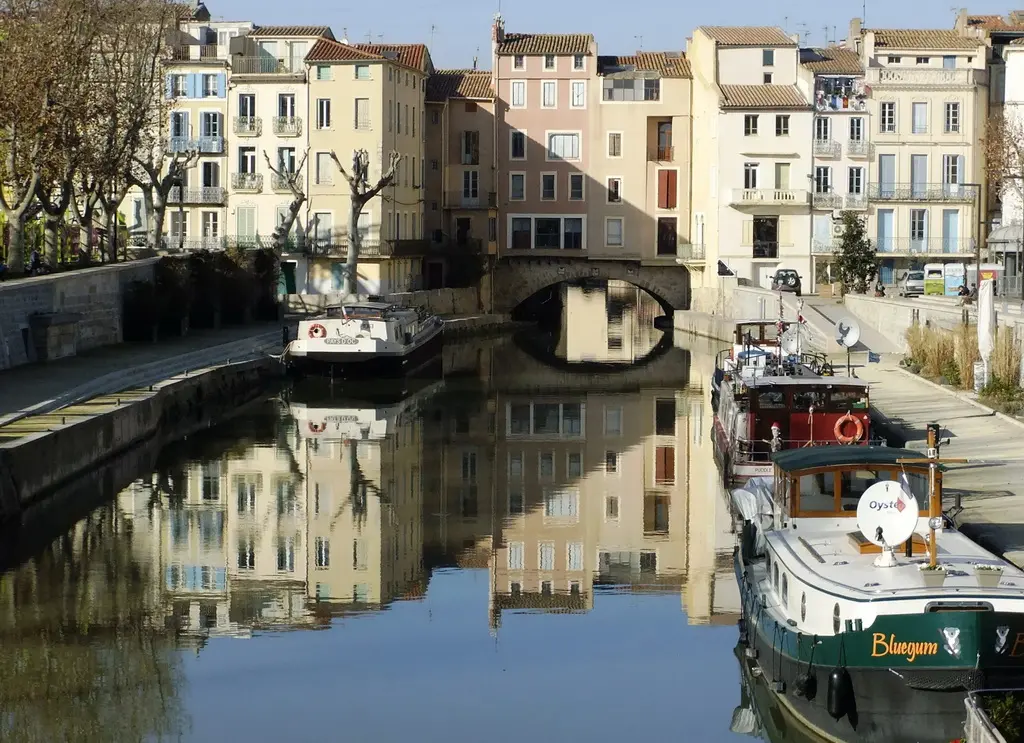Canal de la Robine mit Pont des Marchands in der Altstadt von Narbonne