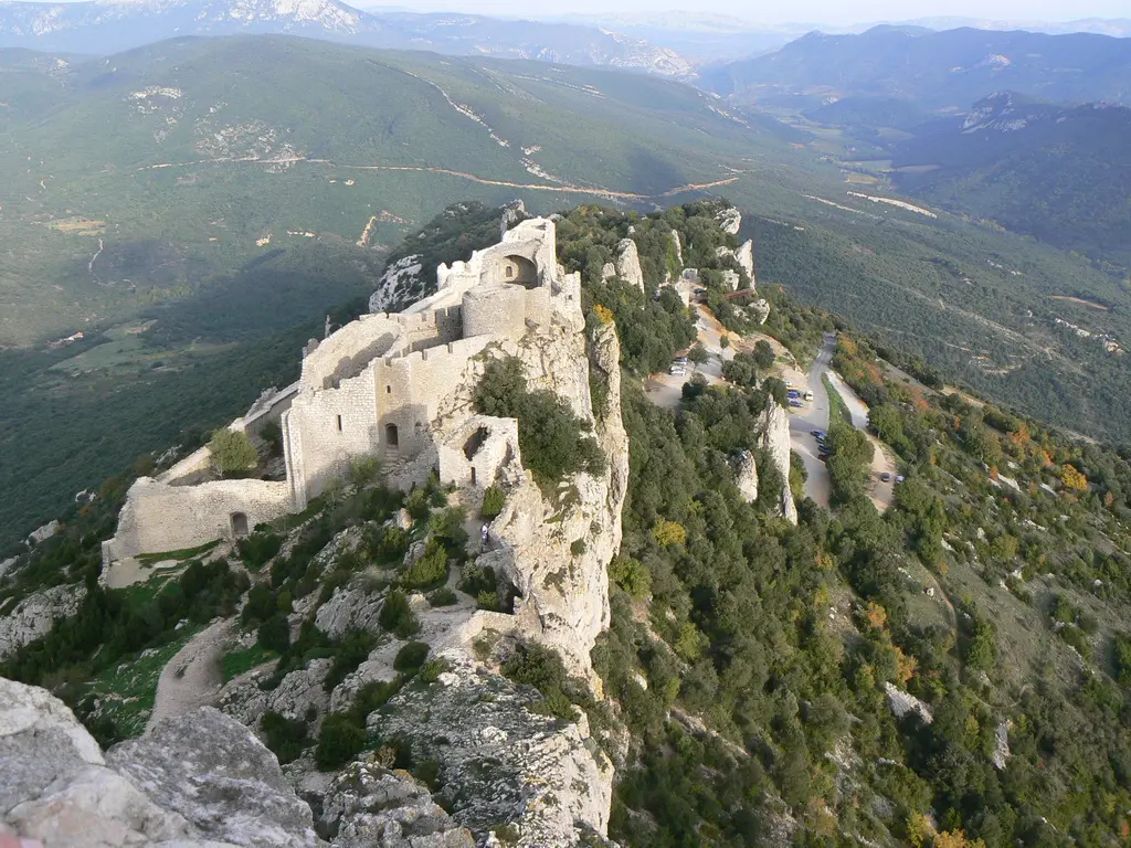 Katharerburg Peyrepertuse auf einem Felsgrat in den Corbières